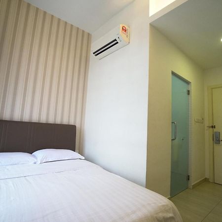 Crystal Garden Hotel - Seri Kembangan Exteriör bild