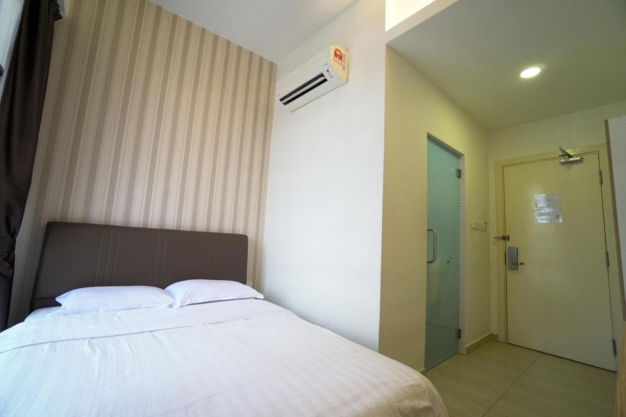Crystal Garden Hotel - Seri Kembangan Exteriör bild